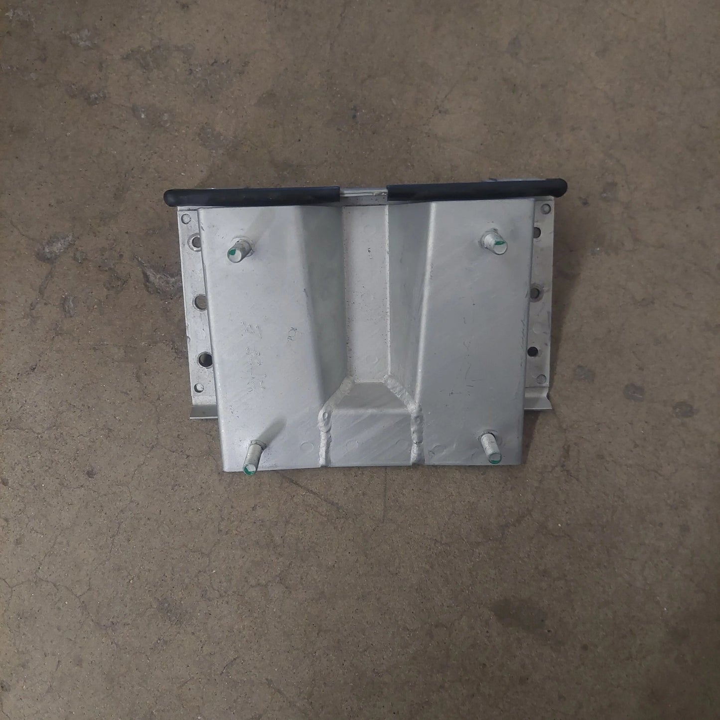 Used Upper Airbag Bracket Assembly, B121U0095F