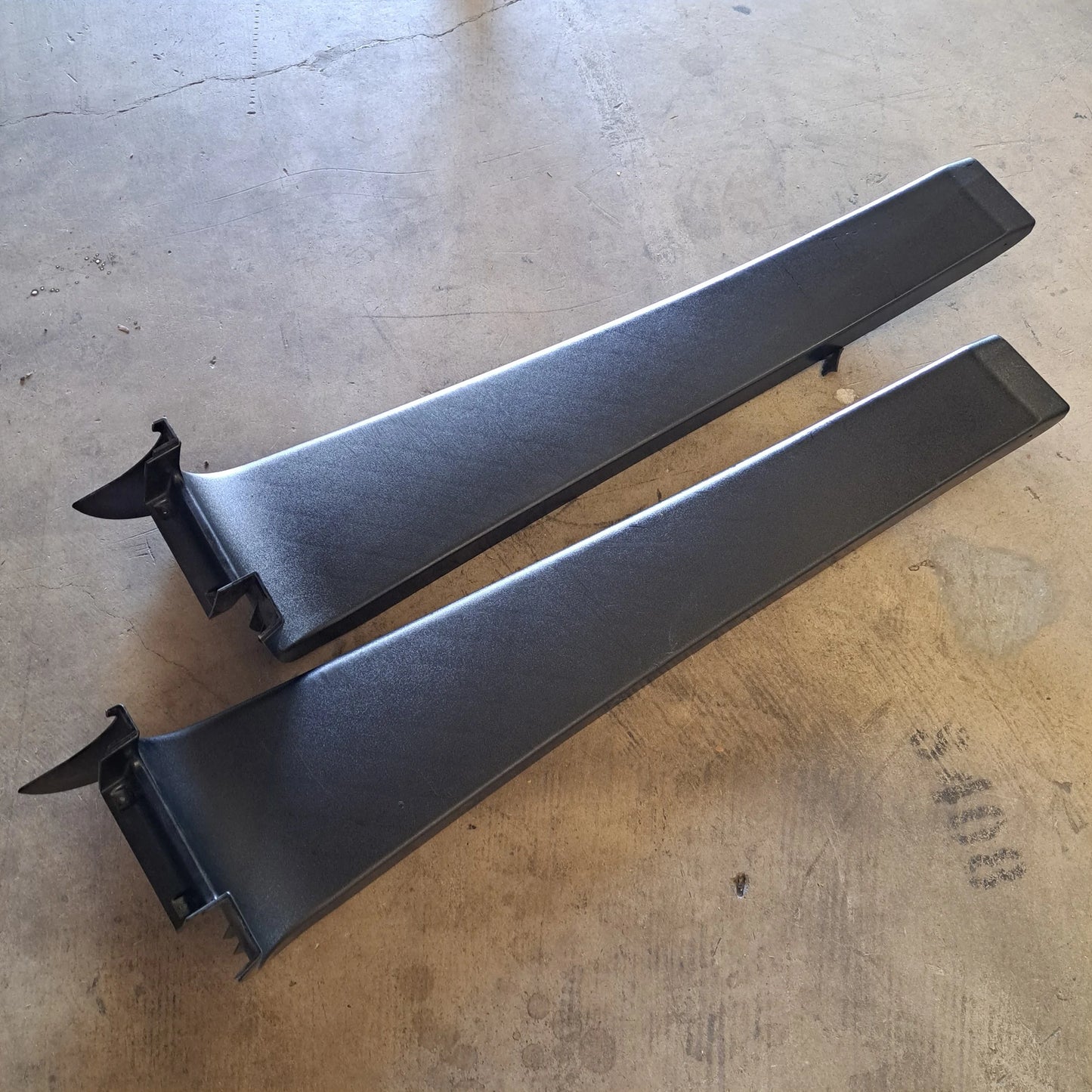 USED LH SIDE SILL MOLDING - C117U0117F